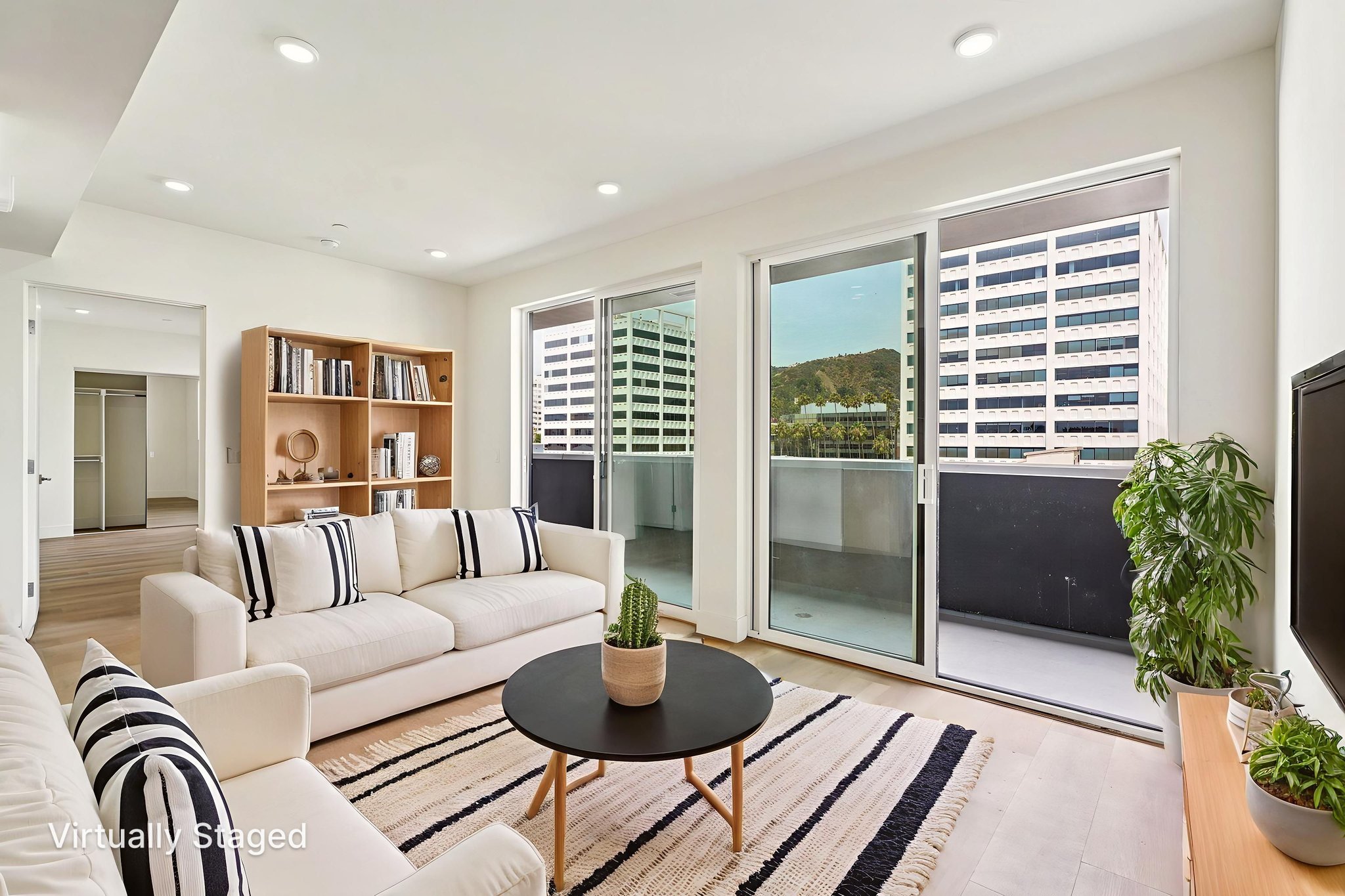 42 web or mls 7054 Hawthorn Ave ph710Los Angeles S2908 002 virtually staged